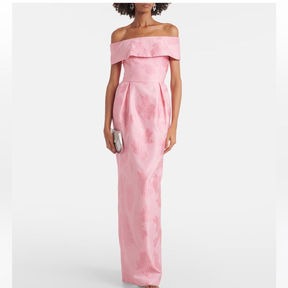 REBECCA VALLANCE
Off-shoulder gown